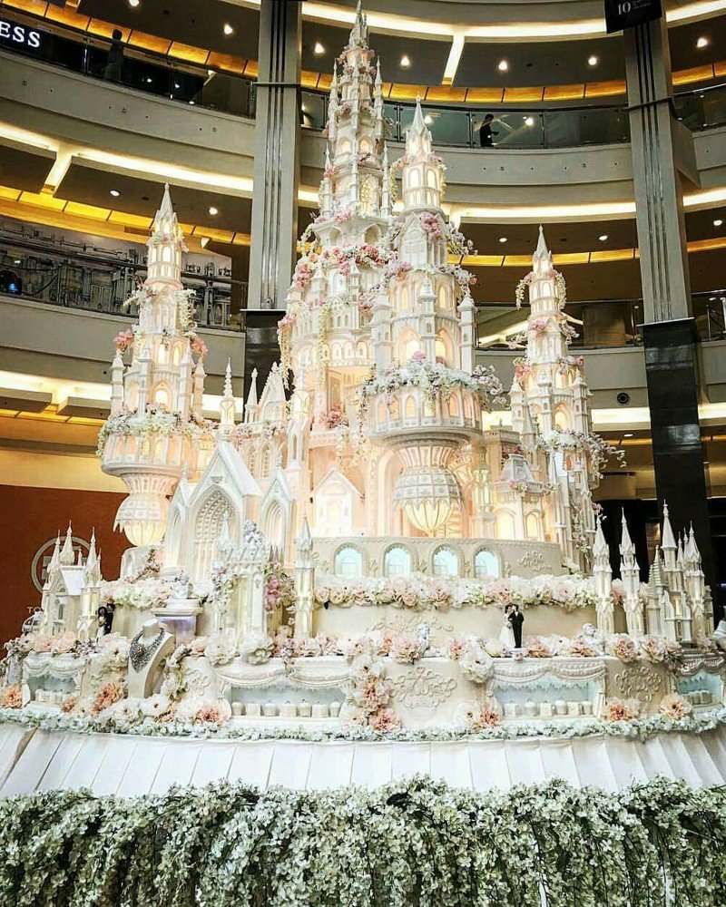 На изготовление свадебного торта 15 мастеров индонезийской кондитерской Le Novelle Cake потратили больше месяца, а на его сборку - 6 часов