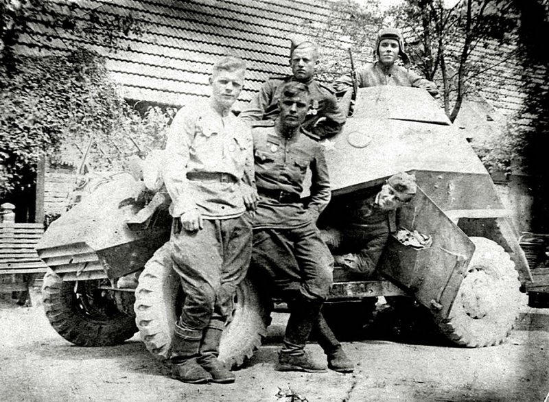 Советские солдаты у бронеавтомобиля БА-64.