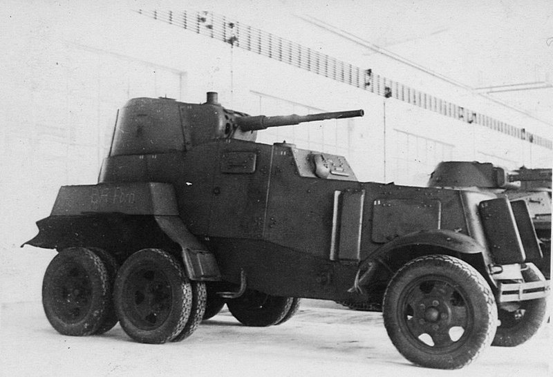 Захваченный советский бронеавтомобиль БА-10М в ангаре испытательного полигона Куммерсдорф. На листах корпуса и башнях проставлены толщины броневых листов.