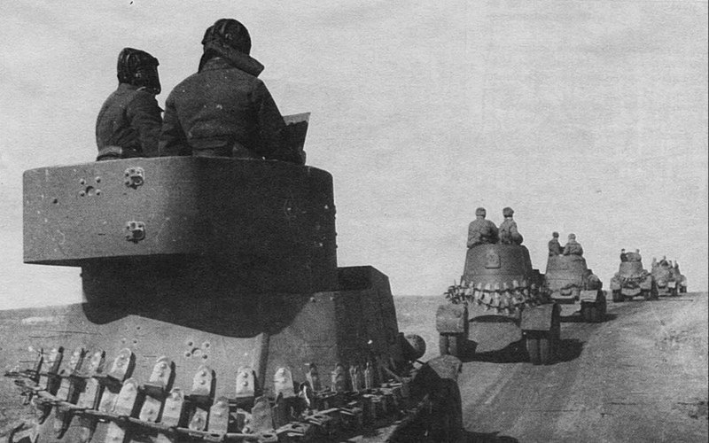 Советские бронеавтомобили БА-6 (на переднем плане) и БА-10 выдвигаются на передовую. Западный фронт.
