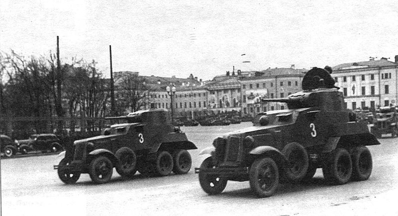 Советские бронеавтомобили БА-10 на параде в Москве 1 мая 1940 года.