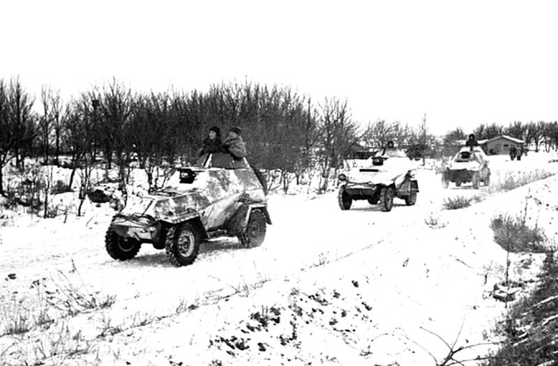 Бронеавтомобили БА-64 на дороге в районе Сталинграда
