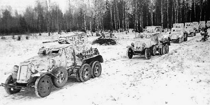 Бронеавтомобили БА-10 (на переднем плане) и БА-6 (на заднем плане) во время наступления под Москвой. Машины окрашены белой краской по защитно-зелёному фону.  Западный фронт, 18-я танковая бригада, ноябрь 1941 года.