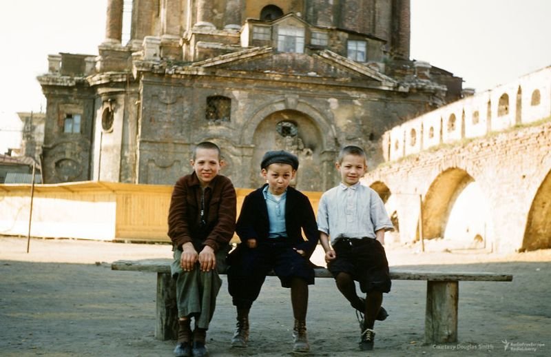 Мальчики у Новоспасского монастыря