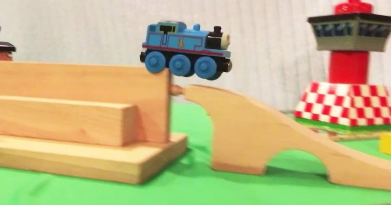  Зрелищные трюки игрушечного паровозика Томаса на железной дороге