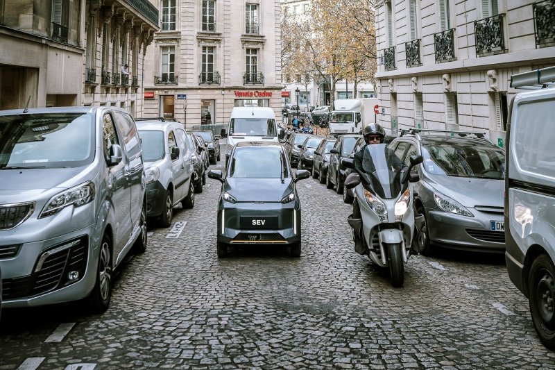 Концептуально SEV близок к французскому Renault Twizy, но если Twizy больше похож на мотоколяску, то SEV — полноценный автомобильчик с герметичным закрытым кузовом.