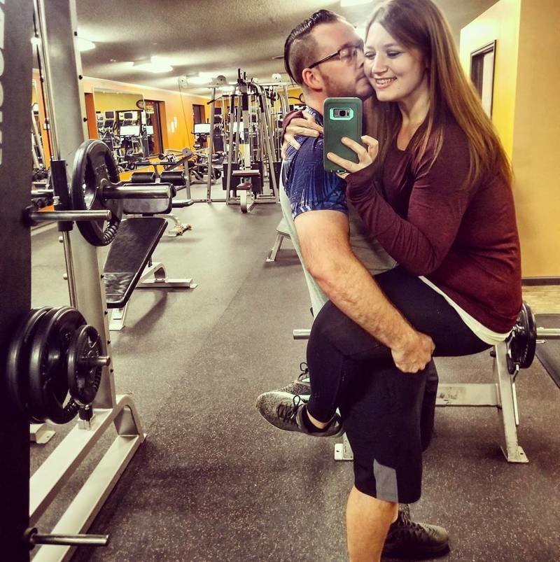 Муж с женой ходили 2 года в спортзал, чтобы сбросить вес и сделать фото, которое раньше не получалось