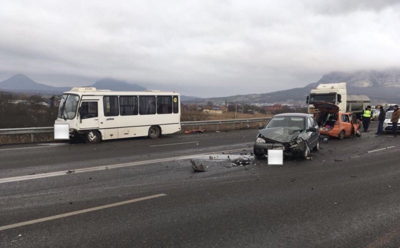 Авария дня. Столкновение трёх авто и автобуса на Ставрополье