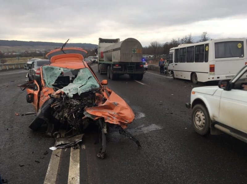 Авария дня. Столкновение трёх авто и автобуса на Ставрополье