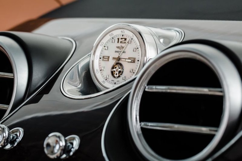 Из последних примеров — Mulliner Tourbillon by Breitling, самая дорогая опция для кроссовера Bentley Bentayga, в одиночку способная удвоить стоимость автомобиля. Часы из золота с бриллиантами стоят $160000.