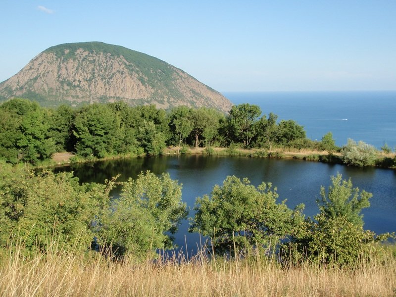 Большое озеро в крыму. Кутузовское озеро Алушта. Кутузовское озеро Чатыр Даг. Кутузовское озеро Крым. Кутузовское озеро Ангарский перевал.