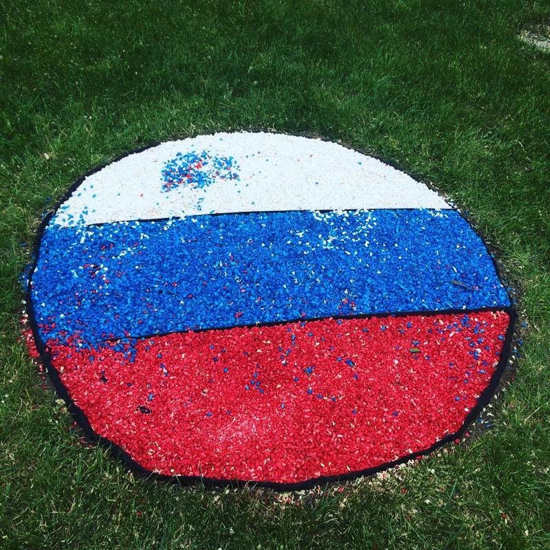 Креатив ко дню Росс в парке дружбы Волгоград-Баку. А может, просто люк задекорировали?