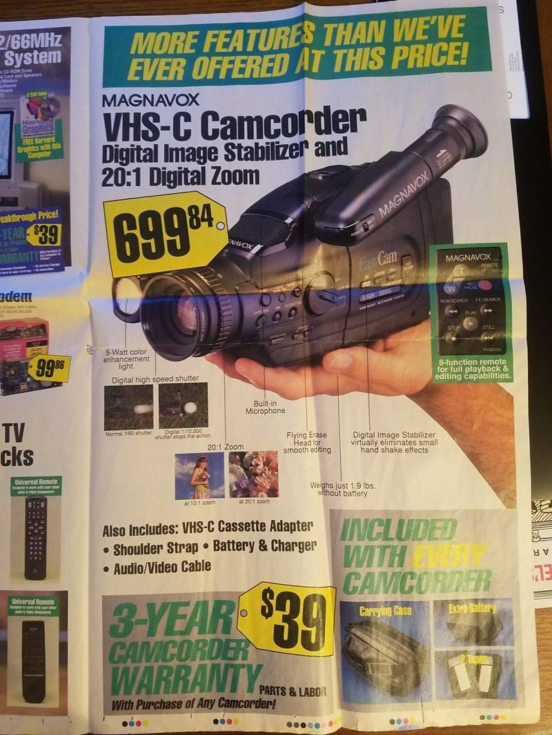 Видеокамера, записывающая на кассеты формата VHS-C