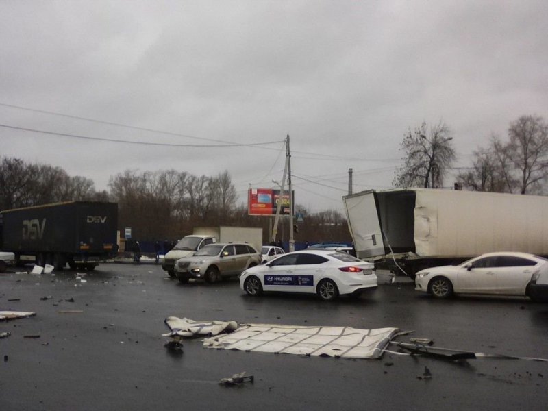 Авария дня. В Нижнем Новгороде грузовик устроил массовую авирию