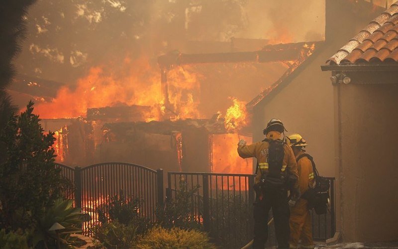 Калифорния в огне: один погибший, 27 000 эвакуированных
