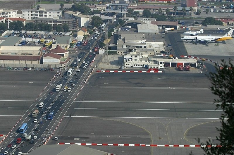 12. Гибралтарский аэропорт пересекает центральную улицу города
