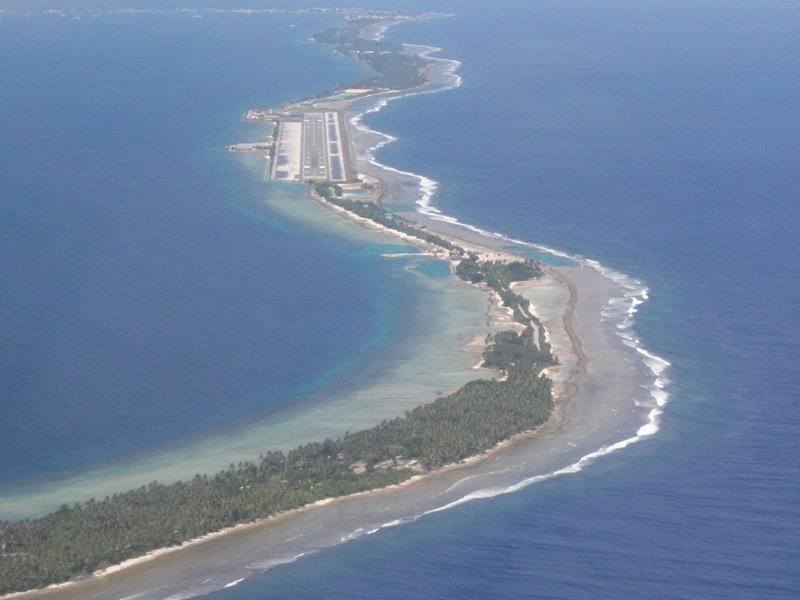 9. Международный аэропорт Маршалловых островов выглядит как береговая линия, сливается с ней