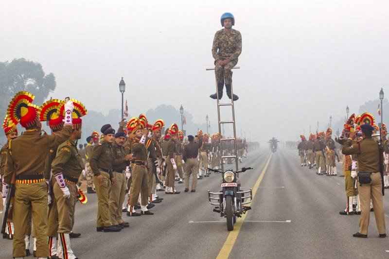 Театральность и нелепость индийской армии