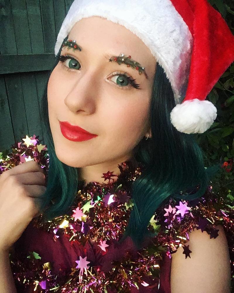 Люди превращают брови в «рождественские ёлки» и это новый праздничный тренд красоты