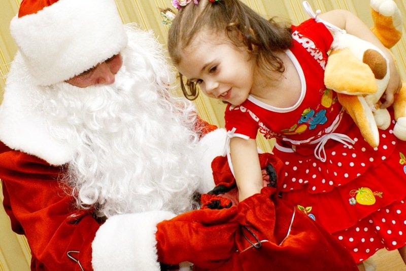 Какого черта русский дед делает на детских праздниках?