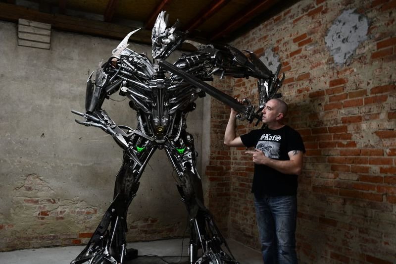 Польский мастер превращает груды металлома в потрясающие скульптуры