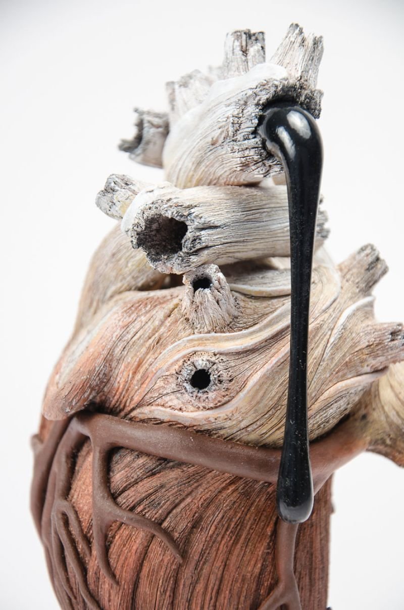 Скульптор делает завораживающие «деревянные» скульптуры из керамики