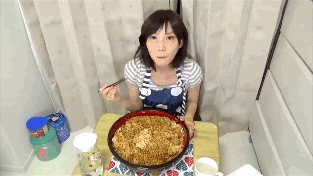 Японка ест. Ест торт. Толстая японская мама