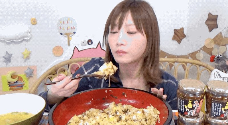 Прожорливая красотка: японка ест в три горла и не толстеет