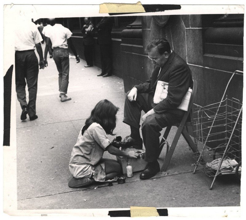 Девочка читстит обувь, Нью-Йорк, 1960.