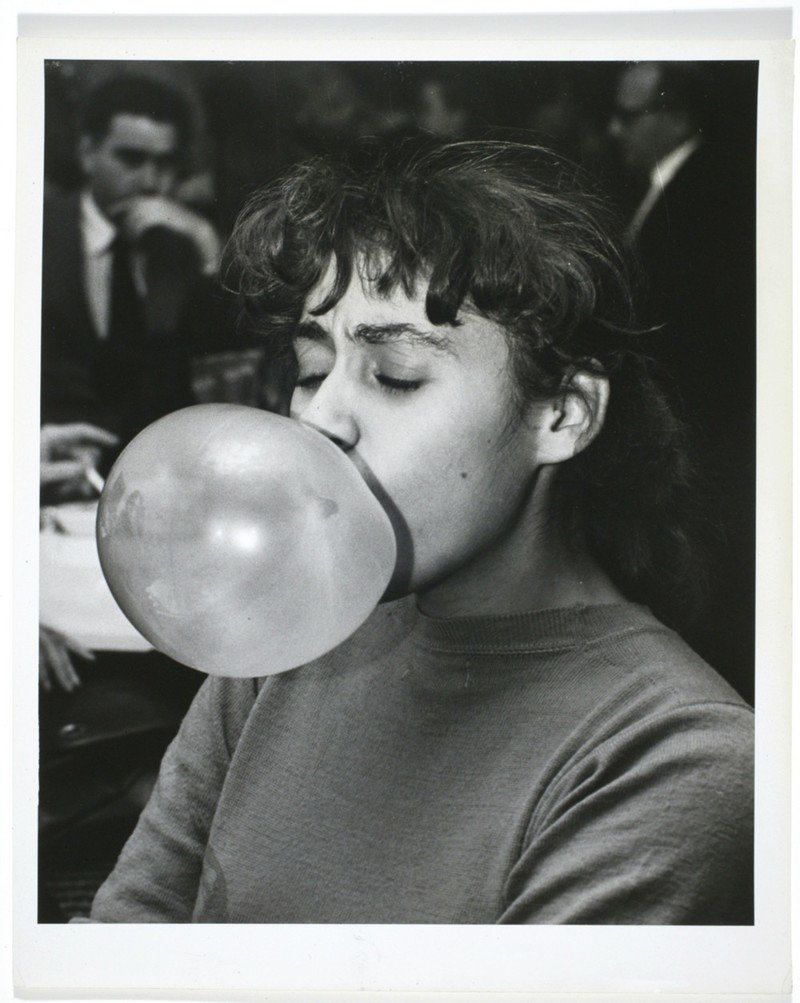 Женщина надувает пузырь из жвачки, 1950.