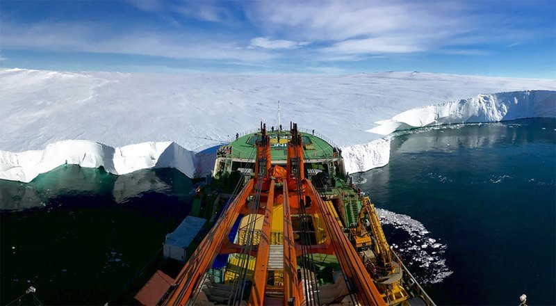 Российское исследовательское судно "Академик Трешников" в восточной Антарктике