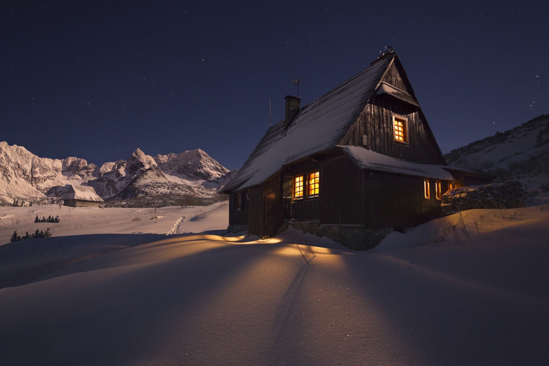 Горы снег дома. Заснеженный домик. Заснеженный домик в горах. Домик в горах зимой. Домик в снежных горах.
