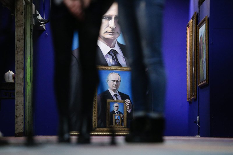 В музее ультрасовременного искусства UMAM (территория завода «Плутон», центр дизайна Artplay) проходит выставка «SUPERPUTIN», посвященная президенту России Владимиру Путину