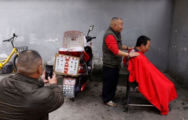 Уличный парикмахер в Китае чистит глаза клиентам опасной бритвой