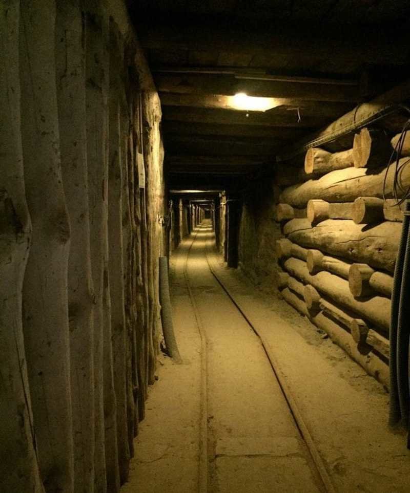 Это еще и целая система извилистых подземных коридоров и шахт, напоминающая о некогда процветающей добыче соли