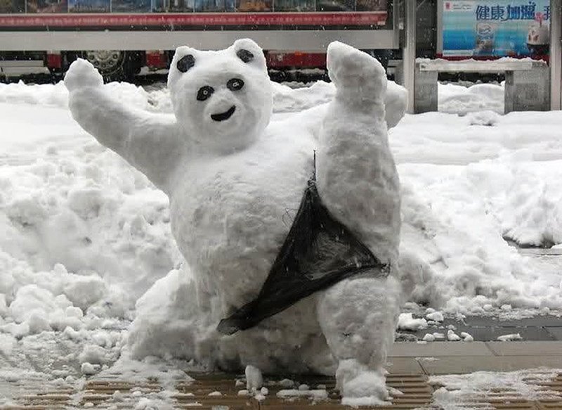4. Позитивный китайский снеговик