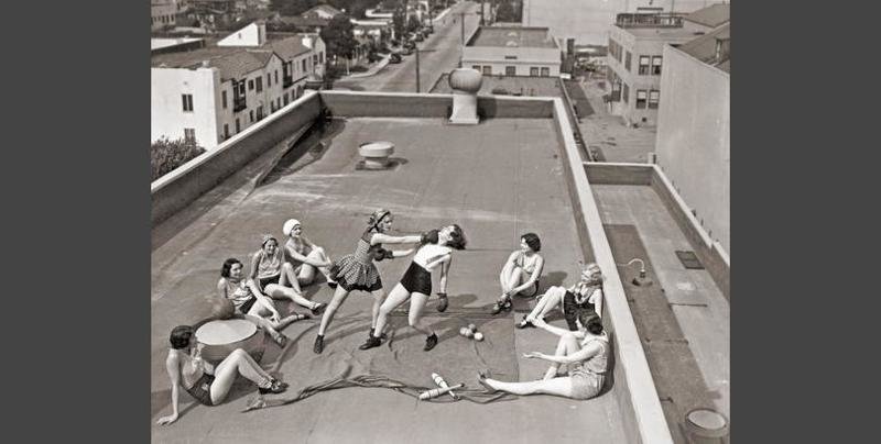 Женщины занимаются боксом на крыше, 40-е