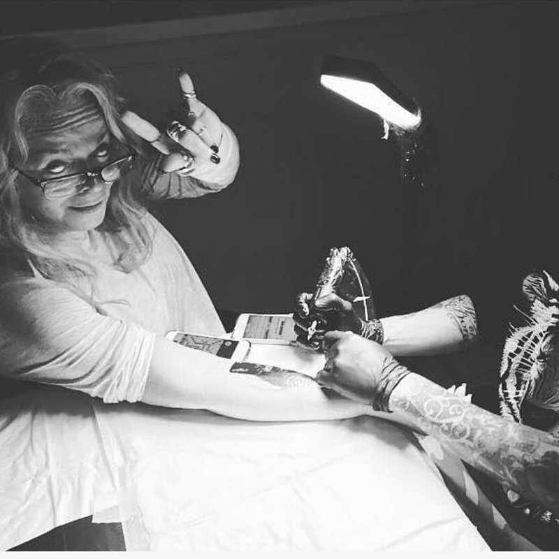Зачем Лариса Долина в 62 года вдруг набила себе татуировку