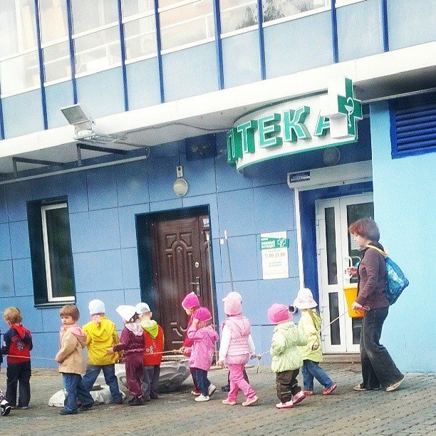 В частных детских садах приучают к "тюремным" прогулкам с пеленок