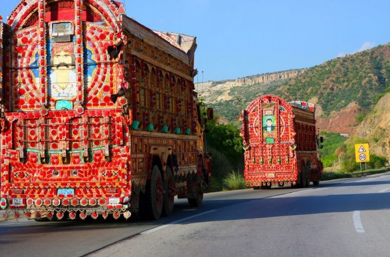 Грузовики на автомагистрали Лахор — Исламабад возле Соляного хребта.