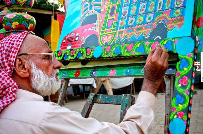 Пакистанский художник Habib Ejaz за работой.