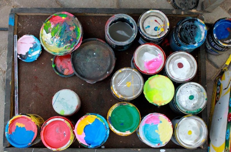 Для росписи используются краски и эмали.