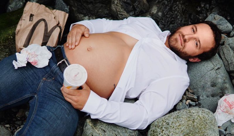 Спортсмен снялся в беременном фотосете вместо своей девушки