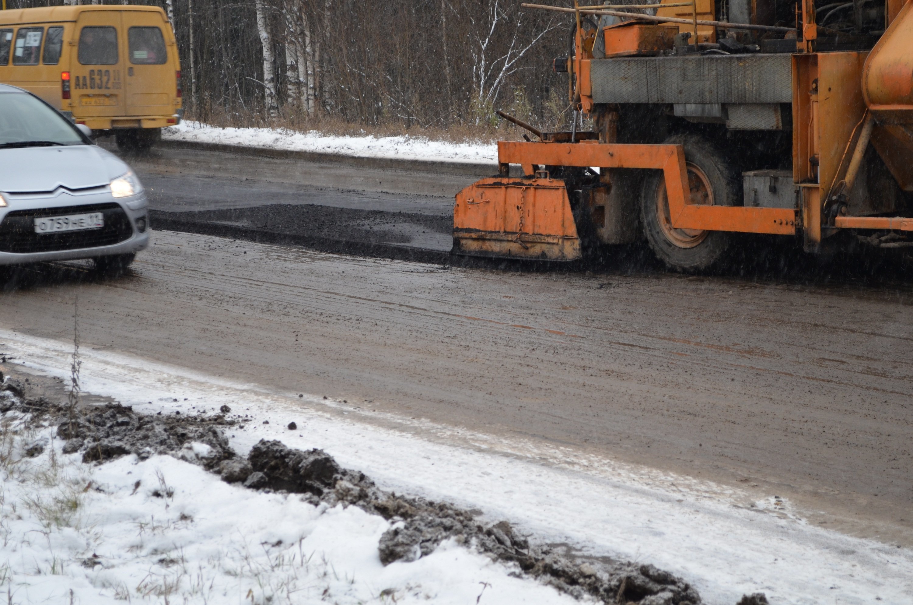 Ремонты дорог необходимы. Дорожные работы. Реконструкция дороги. Демонтаж дорожного покрытия. Асфальтирование дорог зимой.