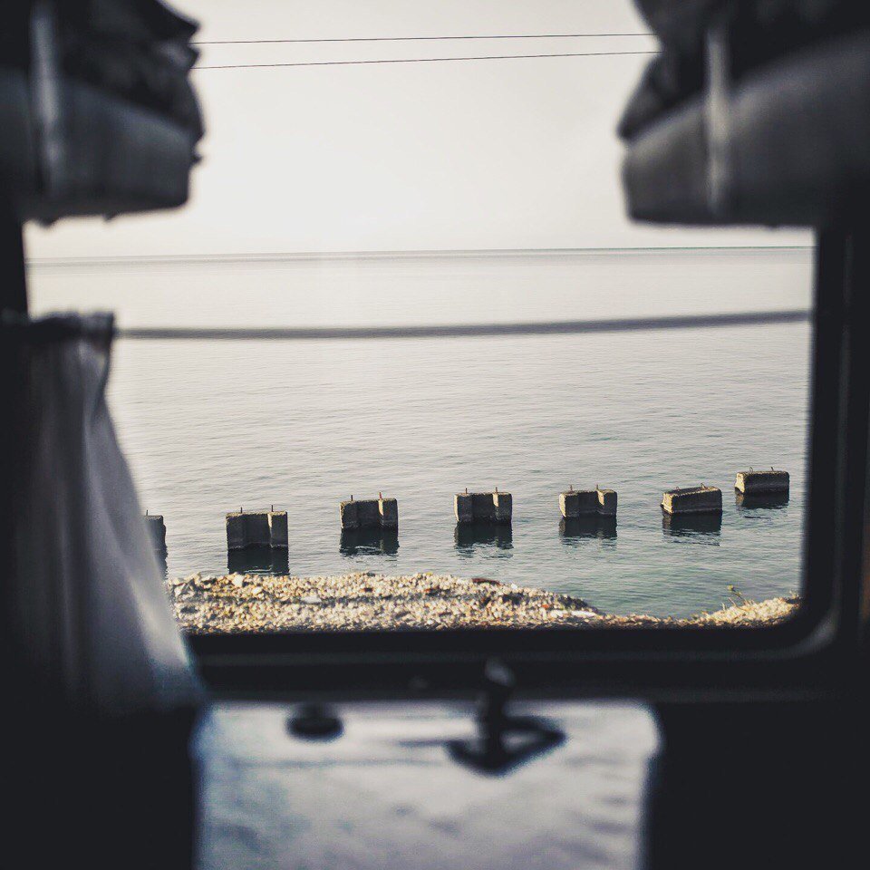 Под стук колес. Вид из поезда на море. Вид из окна поезда на море. Из окна поезда. Море из поезда.