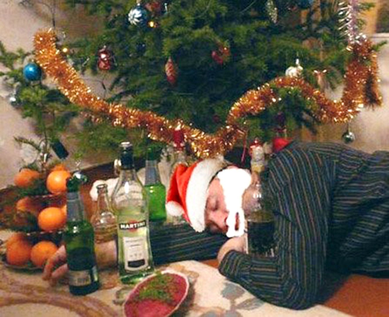 Мужчина после нового года. Новогодняя пьянка. Алкаш под елкой.