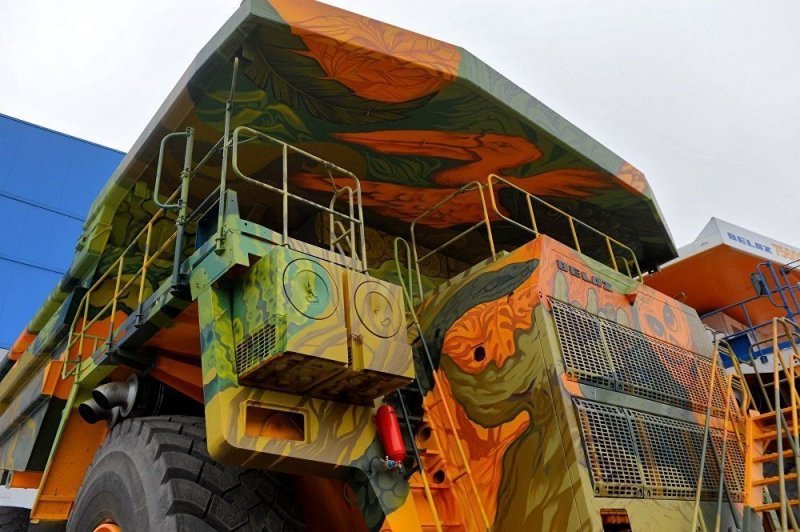В рамках проекта, посвященного 70-летию холдинга, российские художники стрит-агентства GOOZE ART из Краснодара разрисовали карьерный самосвал "БелАЗ 75310" грузоподъемностью 360 тонн.