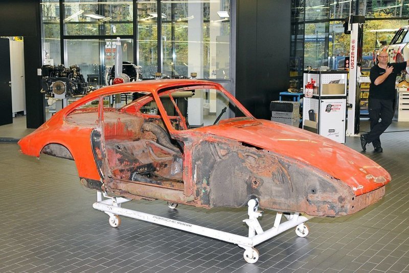 После трех лет реставрации Porsche покажет старейший из 911-х