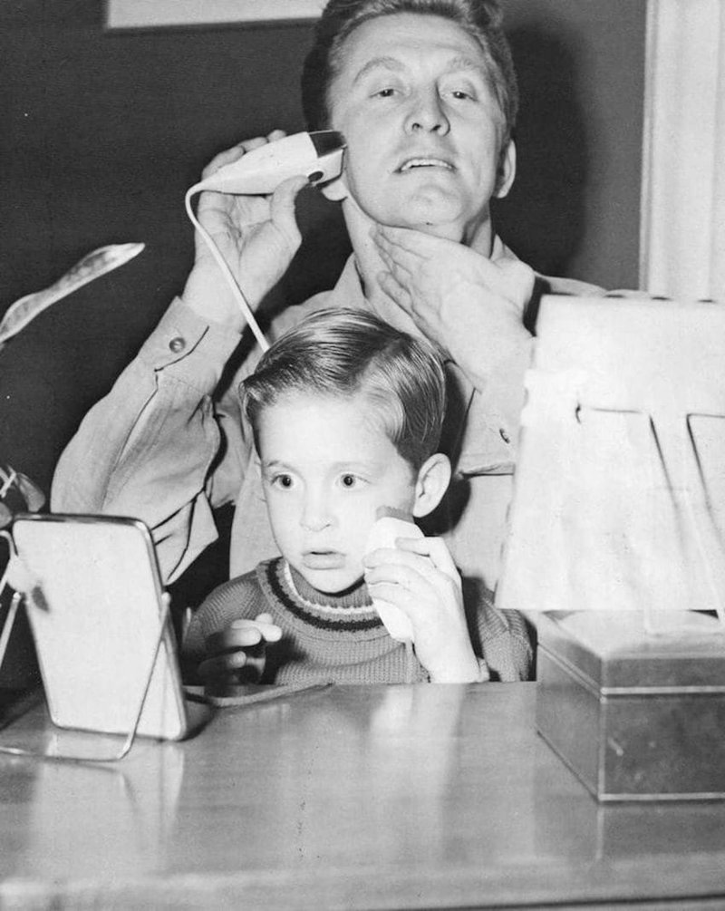 Кирк Дуглас с маленьким Майклом, 1950-е