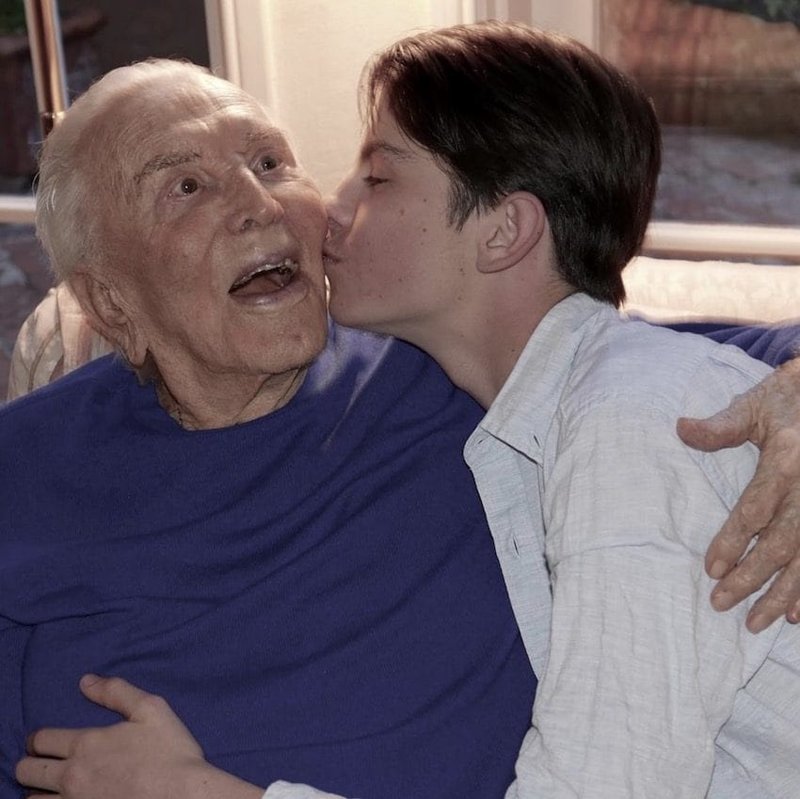Сын Майкла и Кетрин, 17-летний Дилан Дуглас, также поздравил дедушку: "С днем рождения! Тебе 101 год и ты все такой же секси! Люблю тебя всем сердцем"